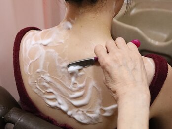 お顔剃りサロン ヤマモトの写真/【ブライダルメニュー/背中剃り（肩甲骨上）＋お顔剃り¥6500】ドレスや着物に映える、美しい背中へ☆