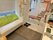 カラダファクトリー 鶴見駅ビル店の雰囲気（受付　ウォーターサーバーをご用意しております！）