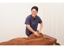 DRTなかまつ整体/足裏はタオルをかけて行います。