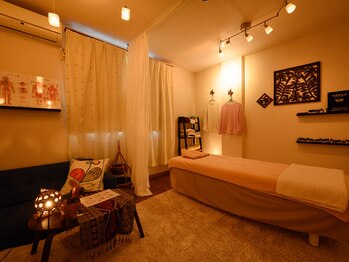 隠れ家マハナ/店内暗め