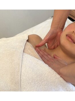 マリーゴールド(marigold)/緊張をほぐすデコルテマッサージ