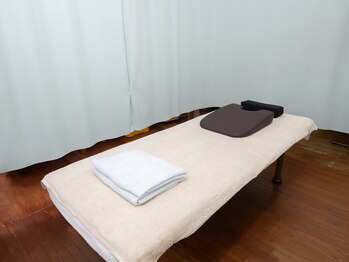 町田鍼灸院/パーテーションで区切られた個室