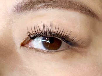 エレノアビューティー(Eleanor BEAUTY)の写真/【バインドロックで華やかな目元に★】大人女性にもオススメの程よいボリューム感が魅力♪パリエクも可能◎