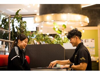 ゴールドジム 熊本East店(GOLD'S GYM)の写真/ジム初心者歓迎！トレーナーが常駐でジムデビューをしっかりサポート！無料サポートも充実の始めやすさ抜群