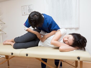オステオパシック ペインマネジメントセンター(Osteopathic pain management center)/内臓へ施術の様子