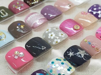 モアネイル 笹塚店(MOAH NAIL)の写真/足元を華やかに彩り女子力UP★周りと差がつくワンランク上の指先へ♪ケア付のお得なセットクーポン有！