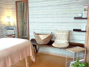 ニワ(Niwa)/日の差し込む明るいサロンです