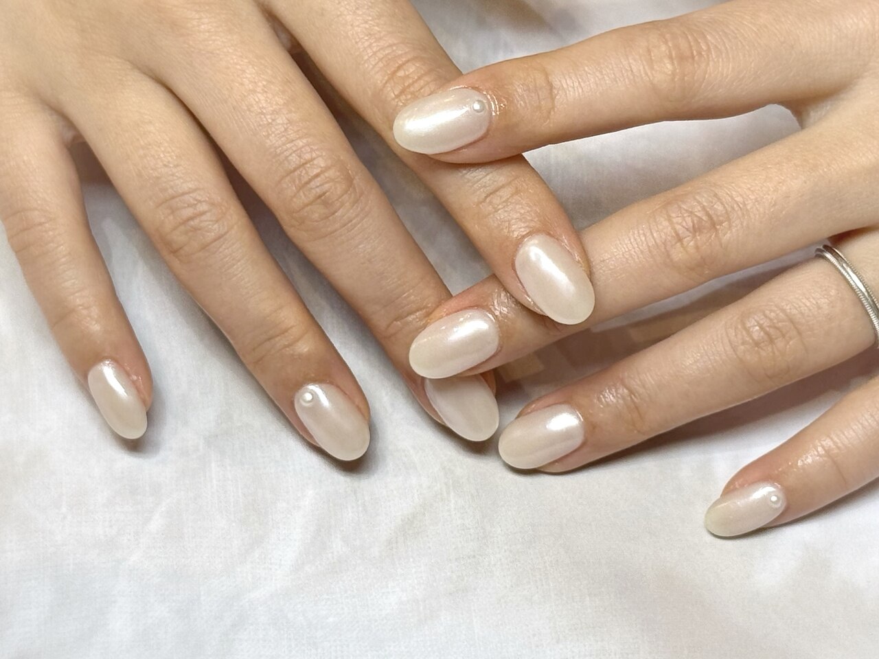 2026年冬トレンド】ホワイト ワンカラー ハンドのネイルデザイン集