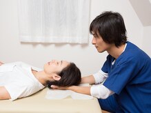 オステオパシック ペインマネジメントセンター(Osteopathic pain management center)/首の施術の様子！
