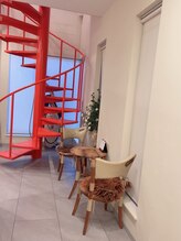 まつげ屋 本店/オシャレで高級感のある螺旋階段