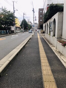 ビ フェイス(Bi-face)/新宿小学校を左手に真っすぐ