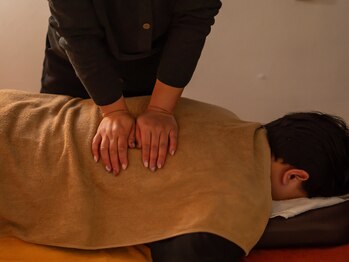 元/背中回りのもみほぐし