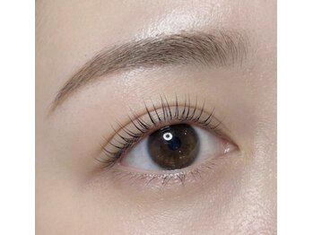 ルーツ 巣鴨店(roots)の写真/日常に溶け込むナチュラルな目元に、可愛らしさをプラス。【パリジェンヌ/ティント】
