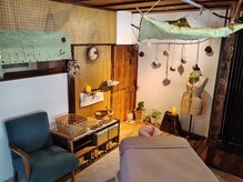 よろいとりの雰囲気（北信州の和紙のタペストリーや工芸品が置かれた施術室）