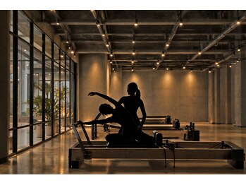 AIM PILATES STUDIO QUEENS【エイム ピラティス スタジオ クィーンズ】の写真/【骨格リセットで美ボディへ】反り腰や猫背を解消し、女性らしくしなやかで太りにくい身体作りをサポート
