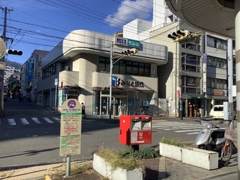 ポーラ ザ ビューティ 住吉駅北店(POLA THE BEAUTY)/階段を右に正面が銀行です