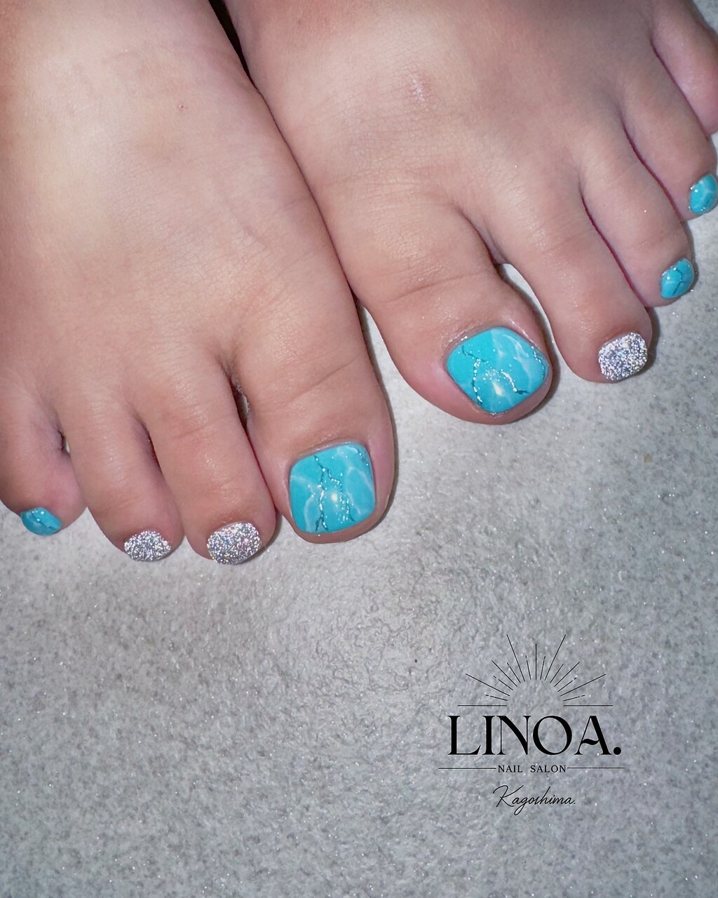 2025年-2026年冬トレンド】大理石 ターコイズ フットのネイルデザイン