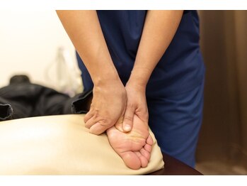 そよかぜ接骨院/足裏調整の様子