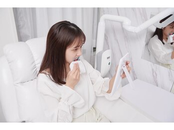 ホワイトニングラビット 北谷店(Whitening Rabbit)/STEP2 歯と歯茎の水分を拭き取る