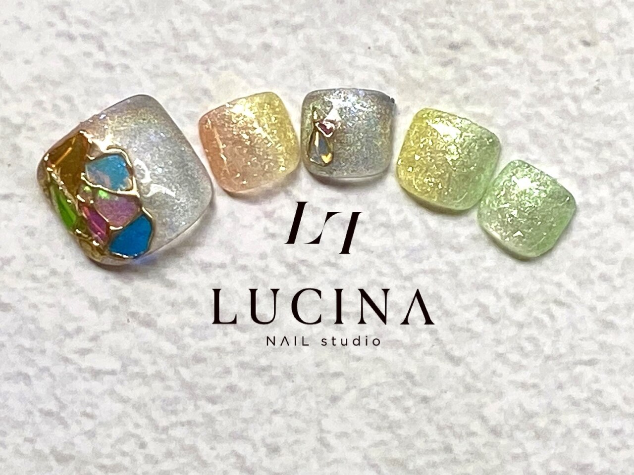 2026年冬トレンド】ラメグラデーション フット 夏のネイルデザイン集