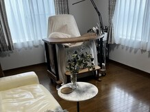 ハンド、フットともにリラックスできるリクライニングチェアで。