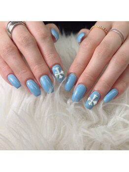 爽やかブルーのクロム風ネイル