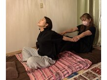 ブルーリーフセヴァー(Blue Leaf Seva)の雰囲気（タイ古式マッサージ2人でするヨガ凝り固まった身体をストレッチ）