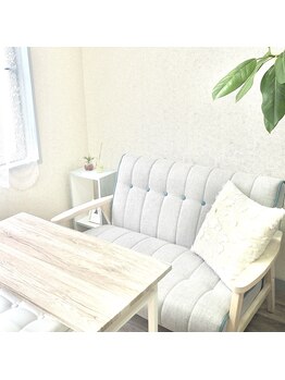 ラビーネイルズ 小倉魚町(Lovvy nails)の写真/半個室で癒しの空間♪*大人女性に向けた寛ぎサロンで、リラックスしたひとときをお過ごしください・・・＊*