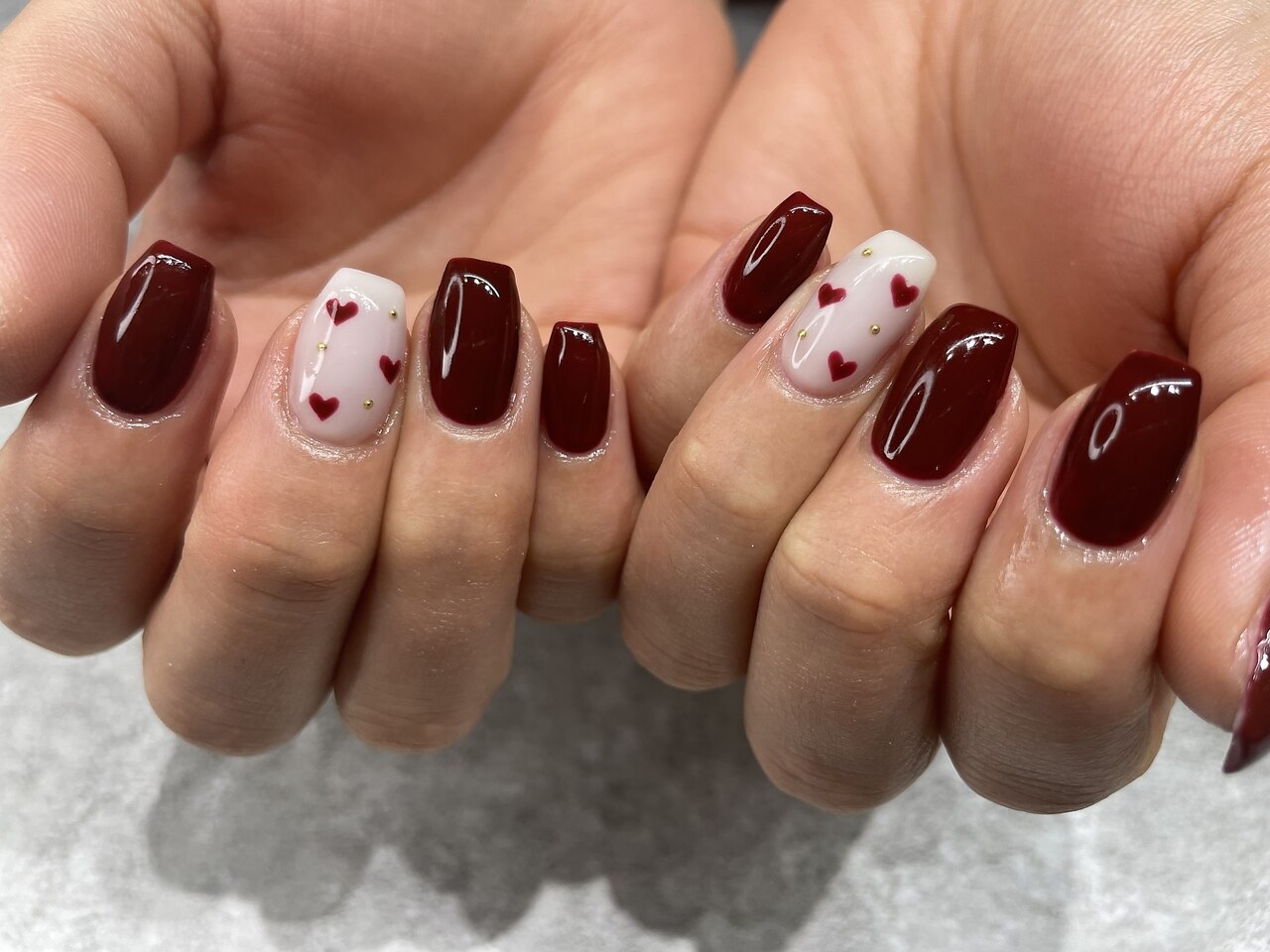 2026年冬トレンド】シンプル ハート ハンドのネイルデザイン集｜人気順