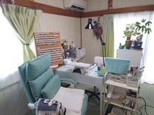 ネイルルーム エス(Nail room S)の雰囲気（白と黄緑で統一した空間♪選べるカラーは700色以上ご用意☆）