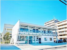 外観もオシャレな白い建物で、階段を上がってお2階がサロンです