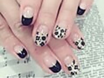 モノトーンフラワーーネイル