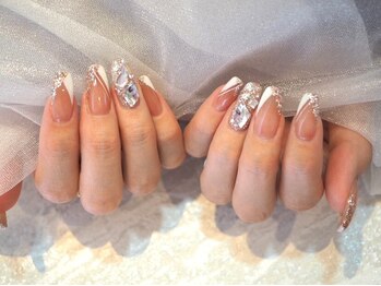 ビオラ(Viola)の写真/上品さの中に華やかさをプラスした、大人のためのデザインネイル◇繊細な輝きから存在感のあるアートまで◎