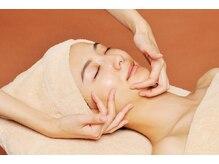 『クレンジング＆オイルトリートメント』で肌表面の汚れを落とし、血行促進