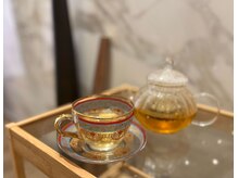 リヴァン(REVERN)の雰囲気（季節に合わせたハーブティーやルイボスティーで温まって頂きます）