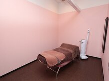 ピンクを基調としたお部屋で壁で仕切られた個室になっています♪