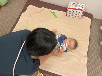 子育てママの整体サロン/施術中のお子様の様子