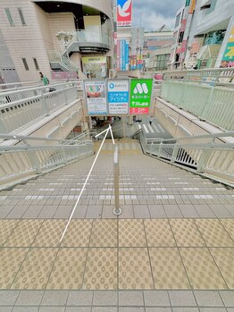 アイラッシュサロン ブル 松戸東口店(Eyelash Salon Bull)/2.東口のデッキの階段をおります