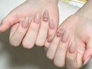ヌードカラーの立体クロスネイル