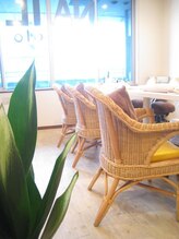 アロアロネイル(aloalo nail)/光差し込む明るい雰囲気のサロン