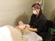 リリアン(Re:lien)/ハーブピーリング施術風景