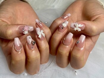 ハニの写真/【シンプルデザイン×キラキラ×肌馴染みカラー】女性らしいモテ可愛系ネイルで指先も気分も華やかに♪