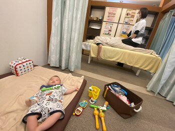 子育てママの整体サロン/施術中のお子様の様子