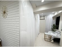 コナホワイトニング 神保町/白基調とした店内