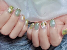 グリーンのニュアンスネイル