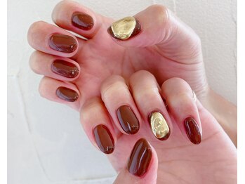 ネイルサロン ティフィン(tiffin)/~ポイントにゴールドネイル~