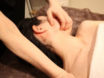 アジオ 三ノ宮駅前店(AGIO)の写真/【熟練スタッフによる本格小顔コルギ施術】肩甲骨はがし+デコルテで小顔効果◎ブライダルの集中ケアにも！