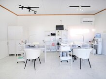 白を基調とした落ち着いた店内です☆