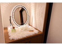 BICHE LUNA eyelash salon【10/1 NEW OPEN(予定)】の雰囲気(キラキラ鏡でお待ちしております!)