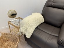 フリルナチュール 天神舞鶴店の雰囲気（ゆったりとした施術チェアで、心地よい時間をお過ごしください♪）